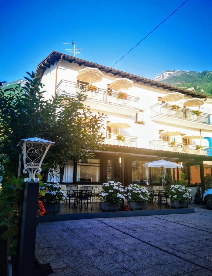 Albergo Al Pescatore Brenzone sul Garda Exteriör bild