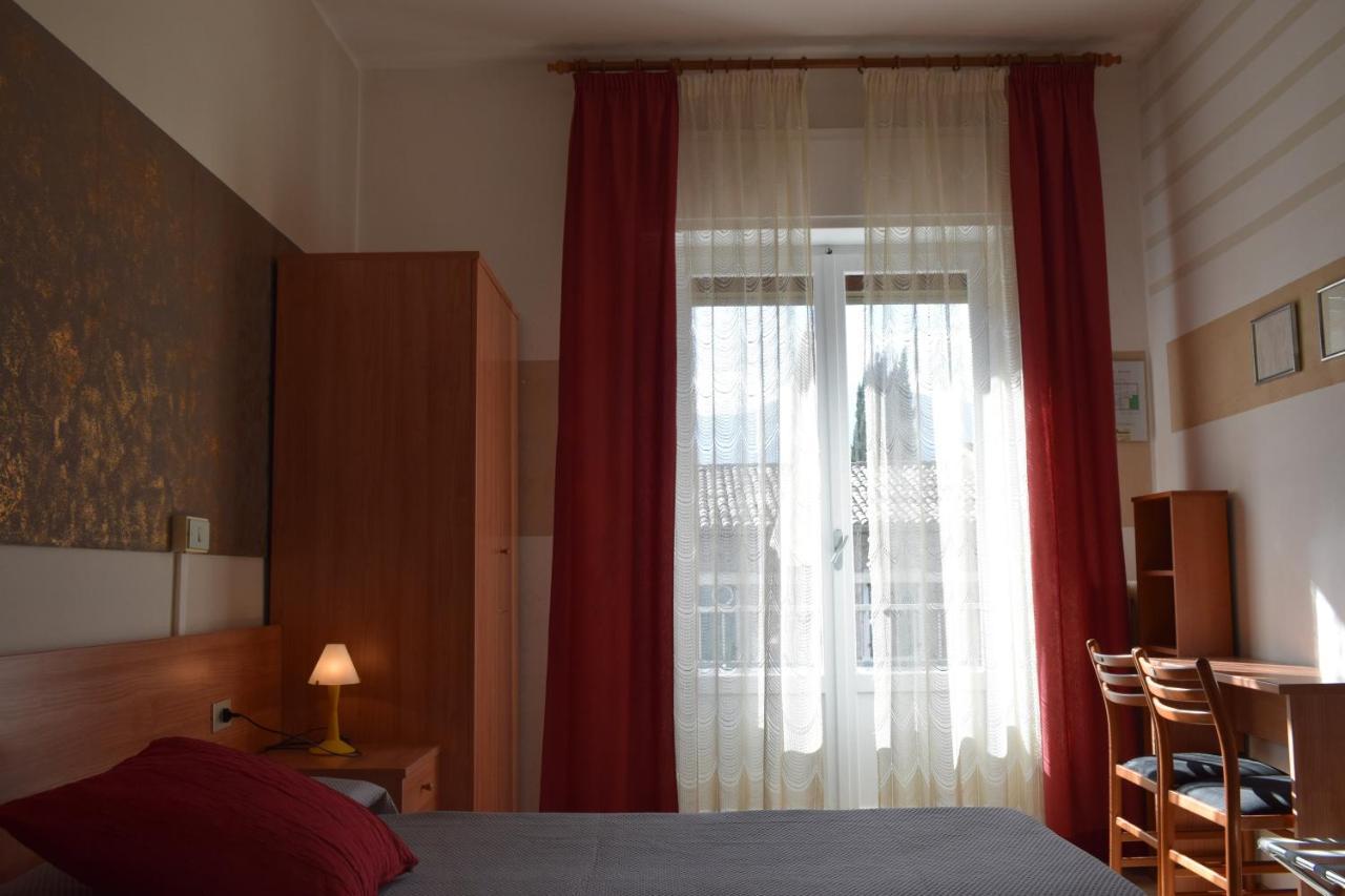 Albergo Al Pescatore Brenzone sul Garda Exteriör bild