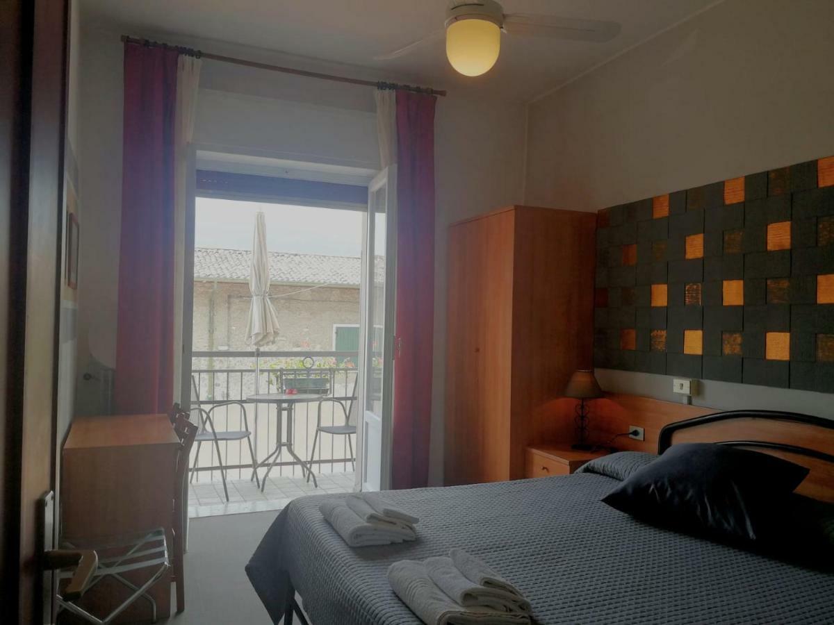Albergo Al Pescatore Brenzone sul Garda Exteriör bild